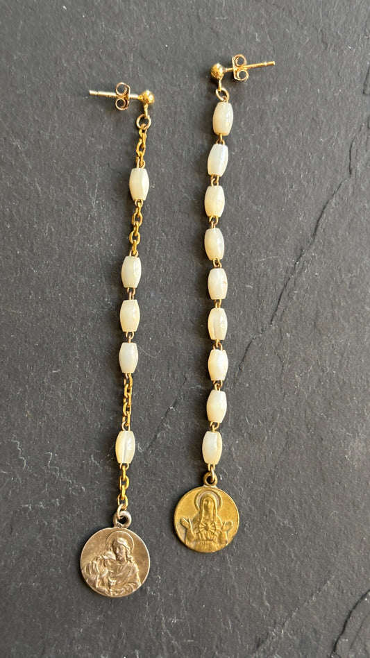 Pendants en perles de nacre et médailles - blissparis