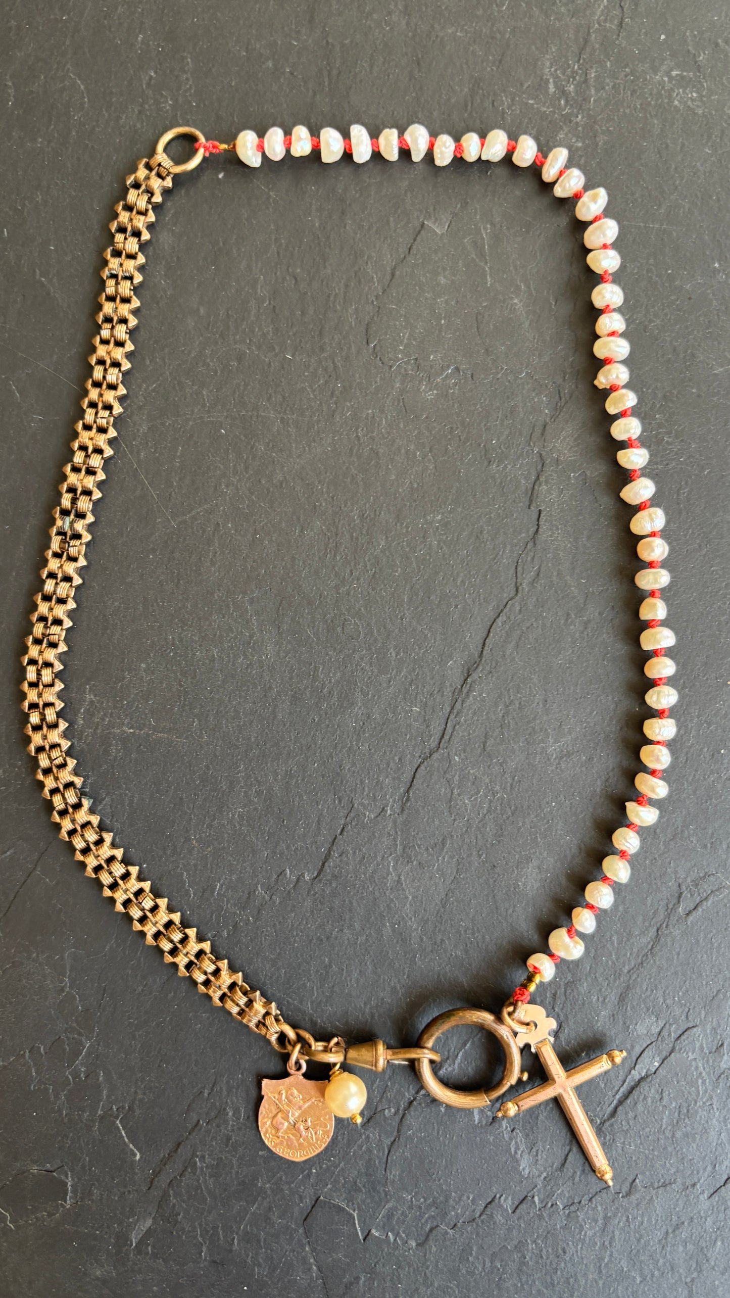 Collier perles baroques, chaîne de montre et médailles - blissparis