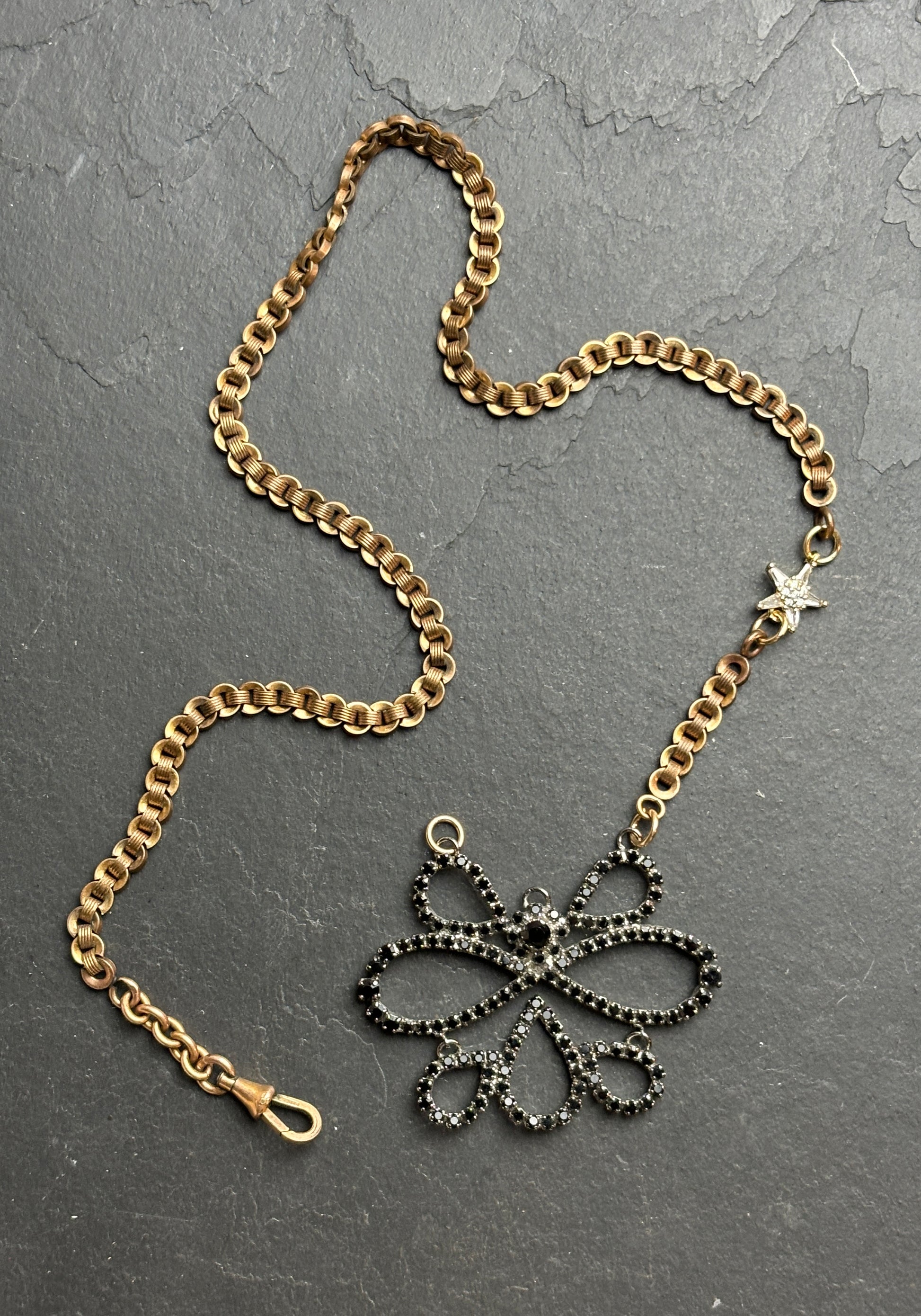 Collier chaîne de montre et noeud en strass noir - blissparis