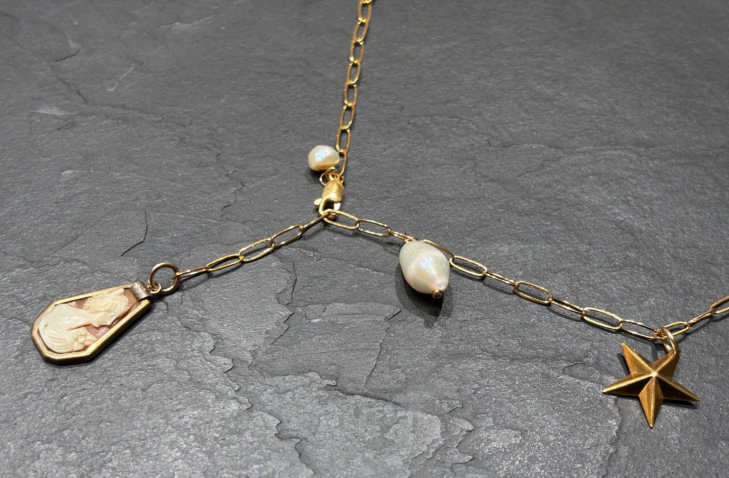 Collier lasso, Camee et perles