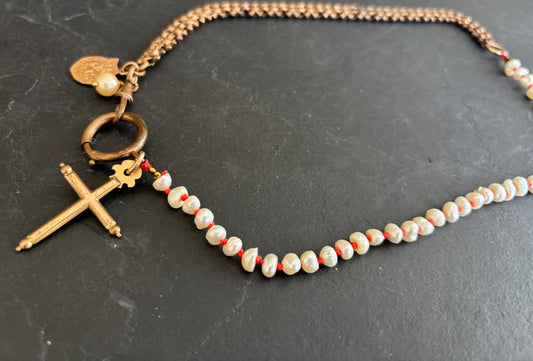 Collier perles baroques, chaîne de montre et médailles - blissparis