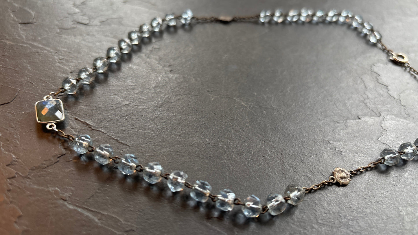 Collier chapelet en perles de verre et labradorite - blissparis