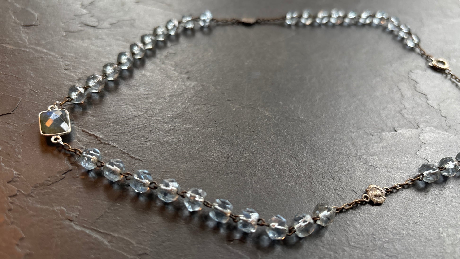 Collier chapelet en perles de verre et labradorite - blissparis
