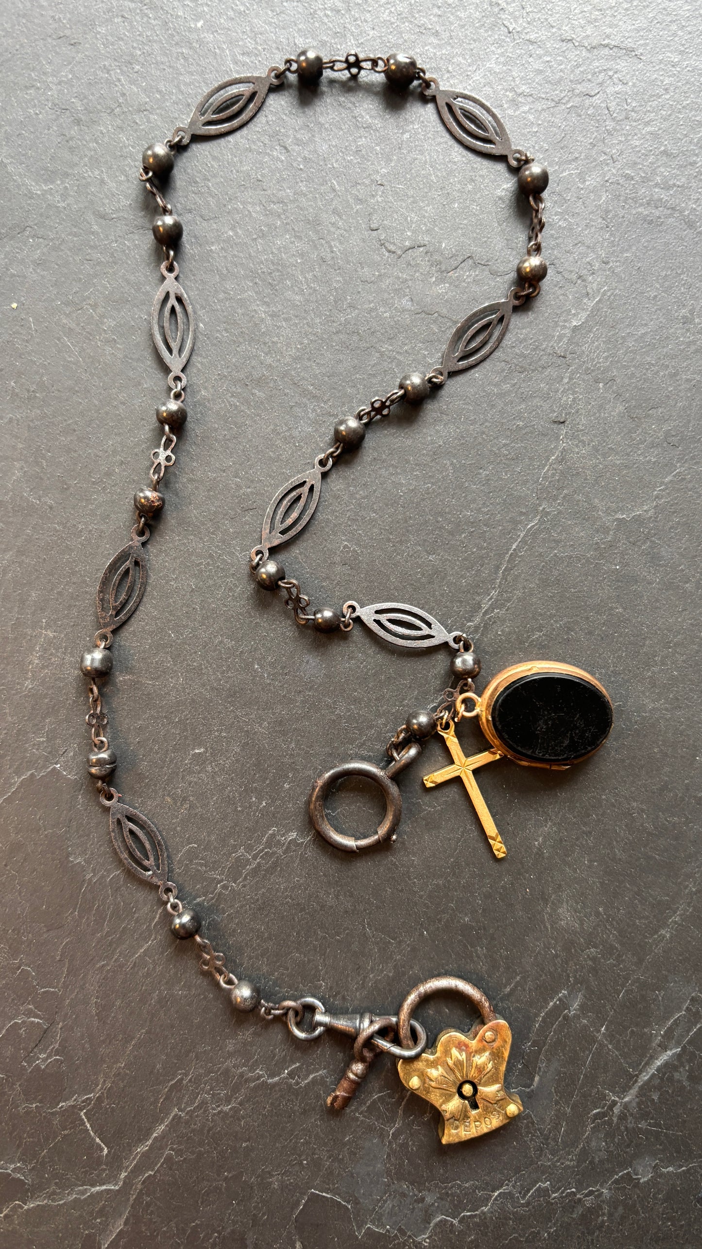 Collier chaîne de montre, cadenas, croix et médaillon à secret - blissparis
