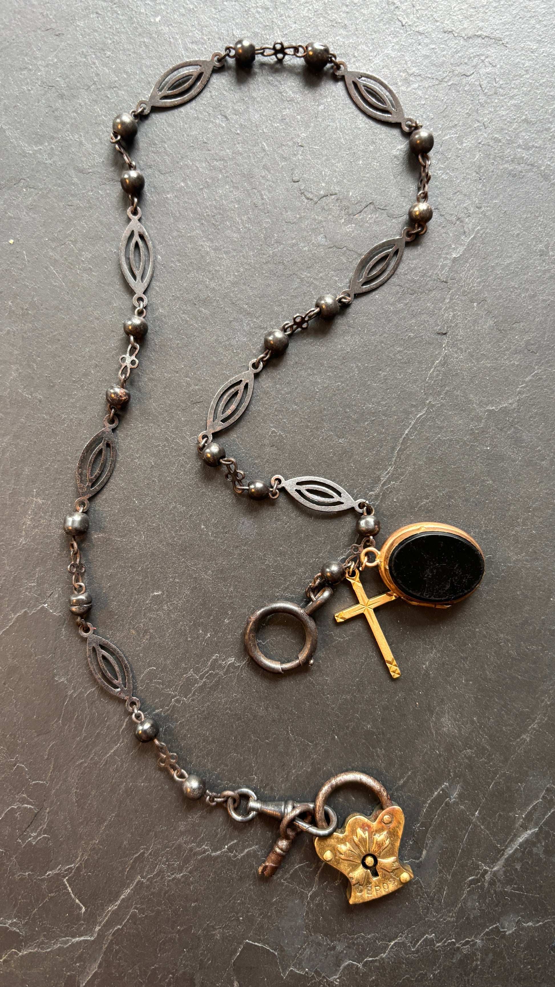 Collier chaîne de montre, cadenas, croix et médaillon à secret - blissparis