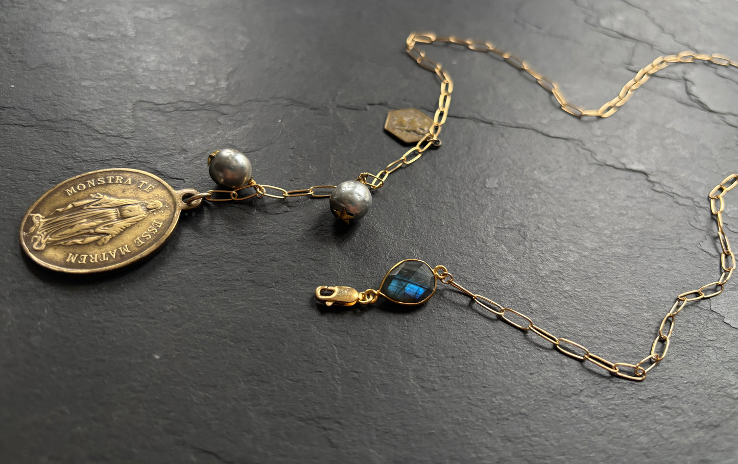 Collier lasso perles grises et médaillon de sainte Marie