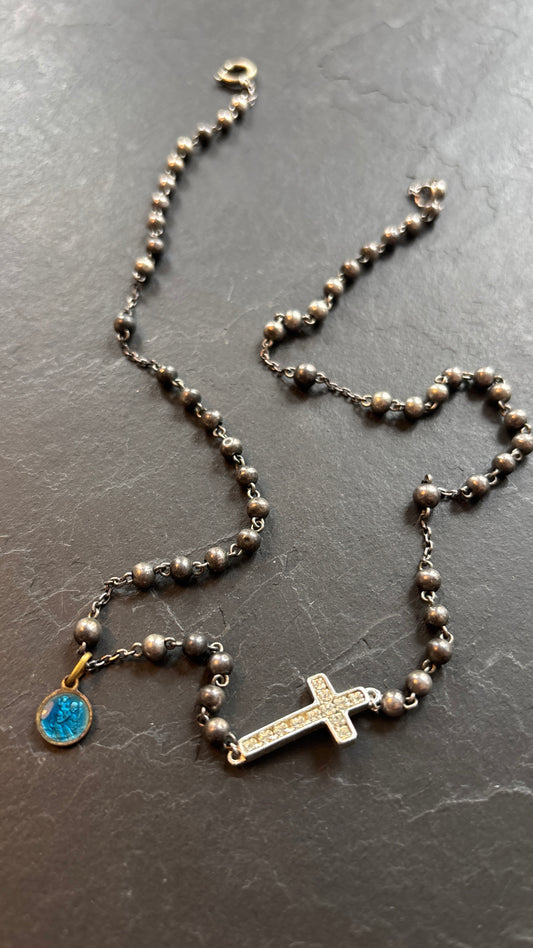 Collier chapelet en perles d’inox, médaille émaillée et croix strassée - blissparis