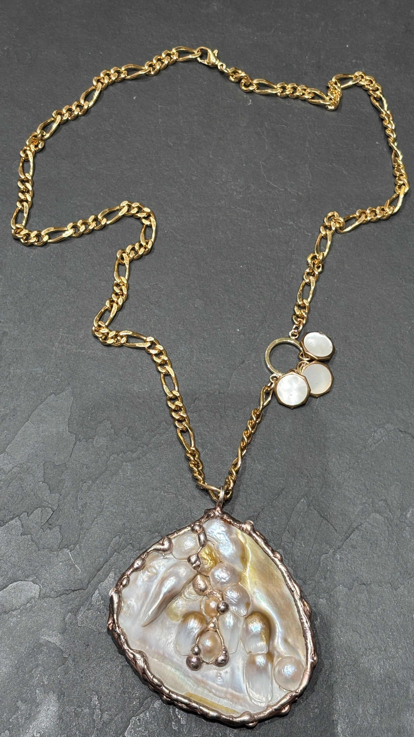 Sautoir et médaillon de nacre perlière