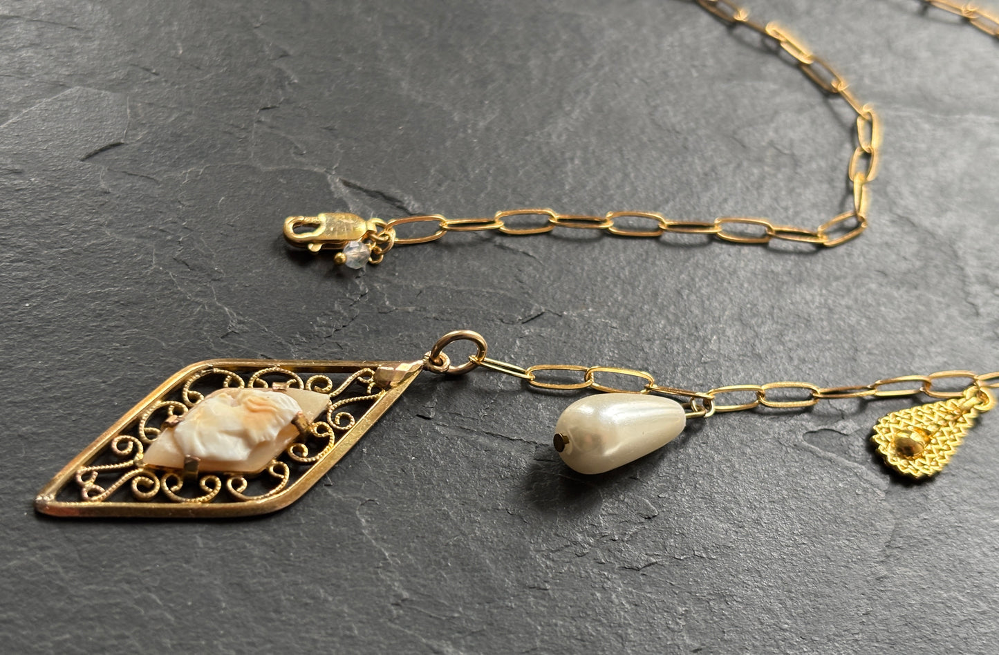 Collier lasso , Camee Art Deco et perle fantaisie