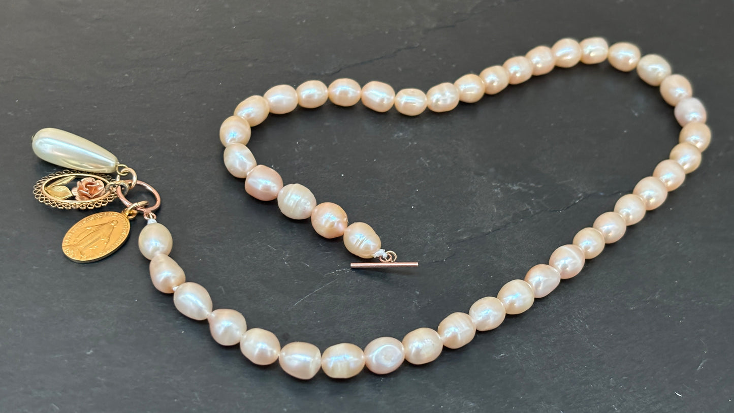 Collier de perles baroques rosées, pendentif à la rose, médaille miraculeuse