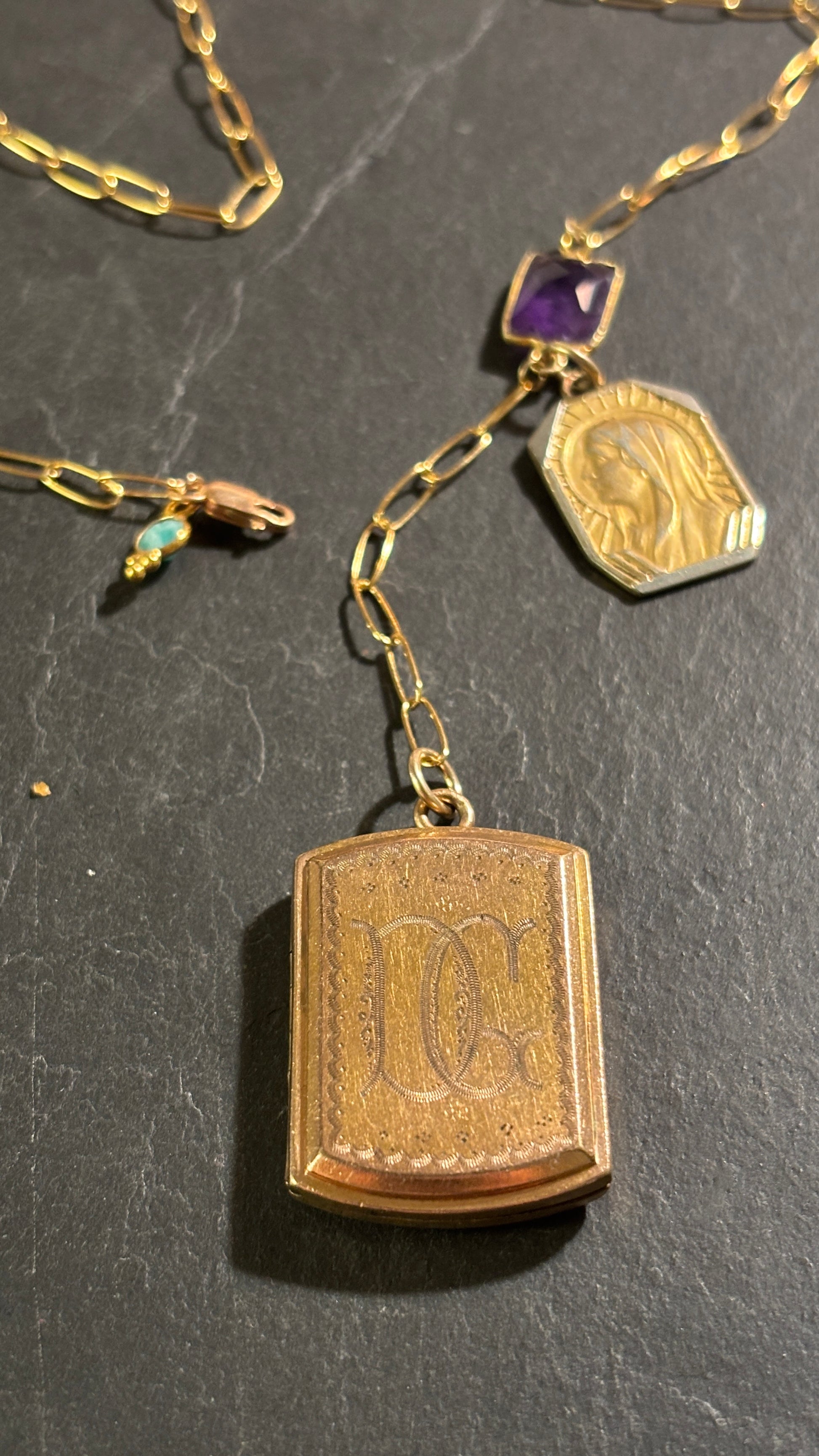 Collier lasso , améthyste et médaille à secret initiales DG. - blissparis