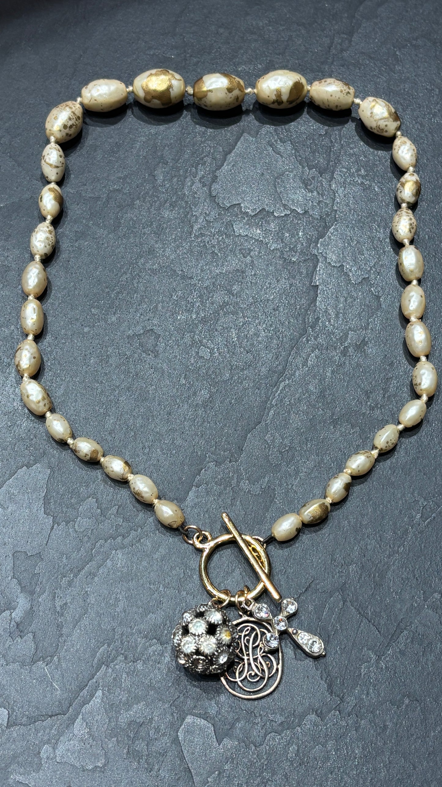 Collier de perles fantaisies, médailles et strass