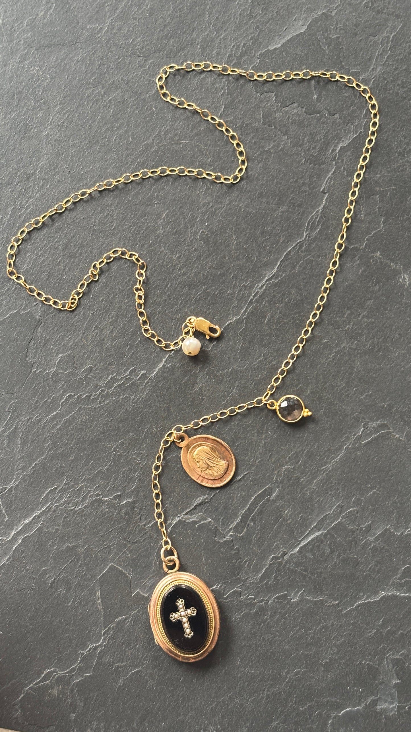Collier lasso, médaillon Napoléon III, quartz et perle