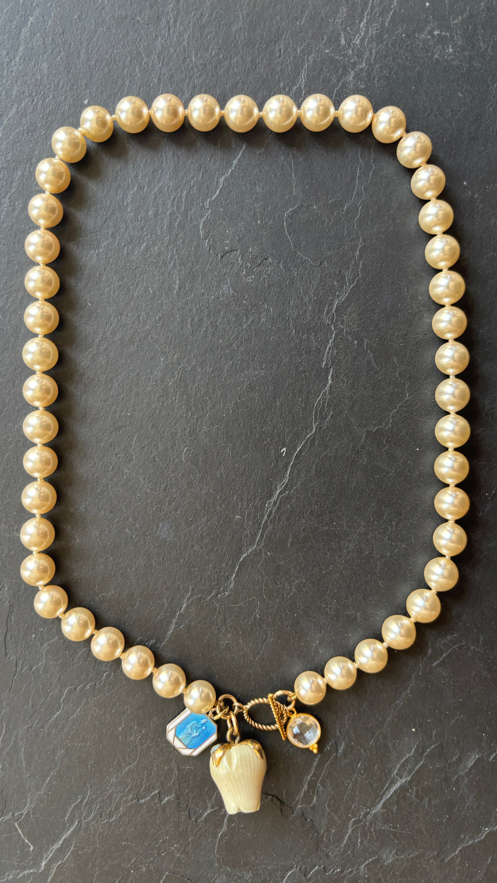 Collier de perles vintage , médaille, rose et cristal de roche - blissparis