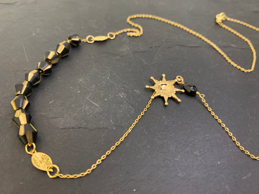 Collier chaîne fine, grenat et perles laquées noires - blissparis