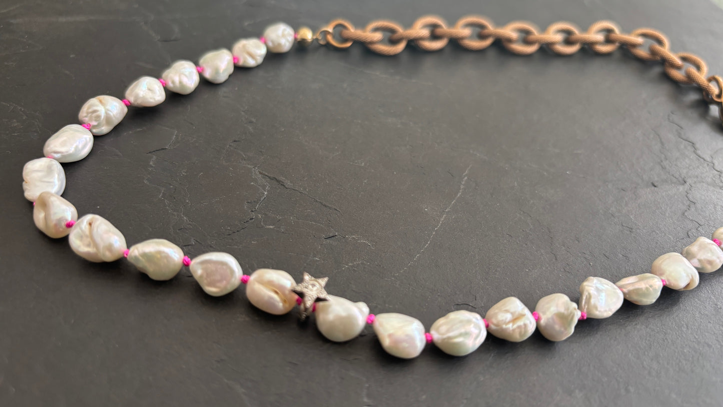 Collier de perles baroques sur fil rose et large chaîne diamantée