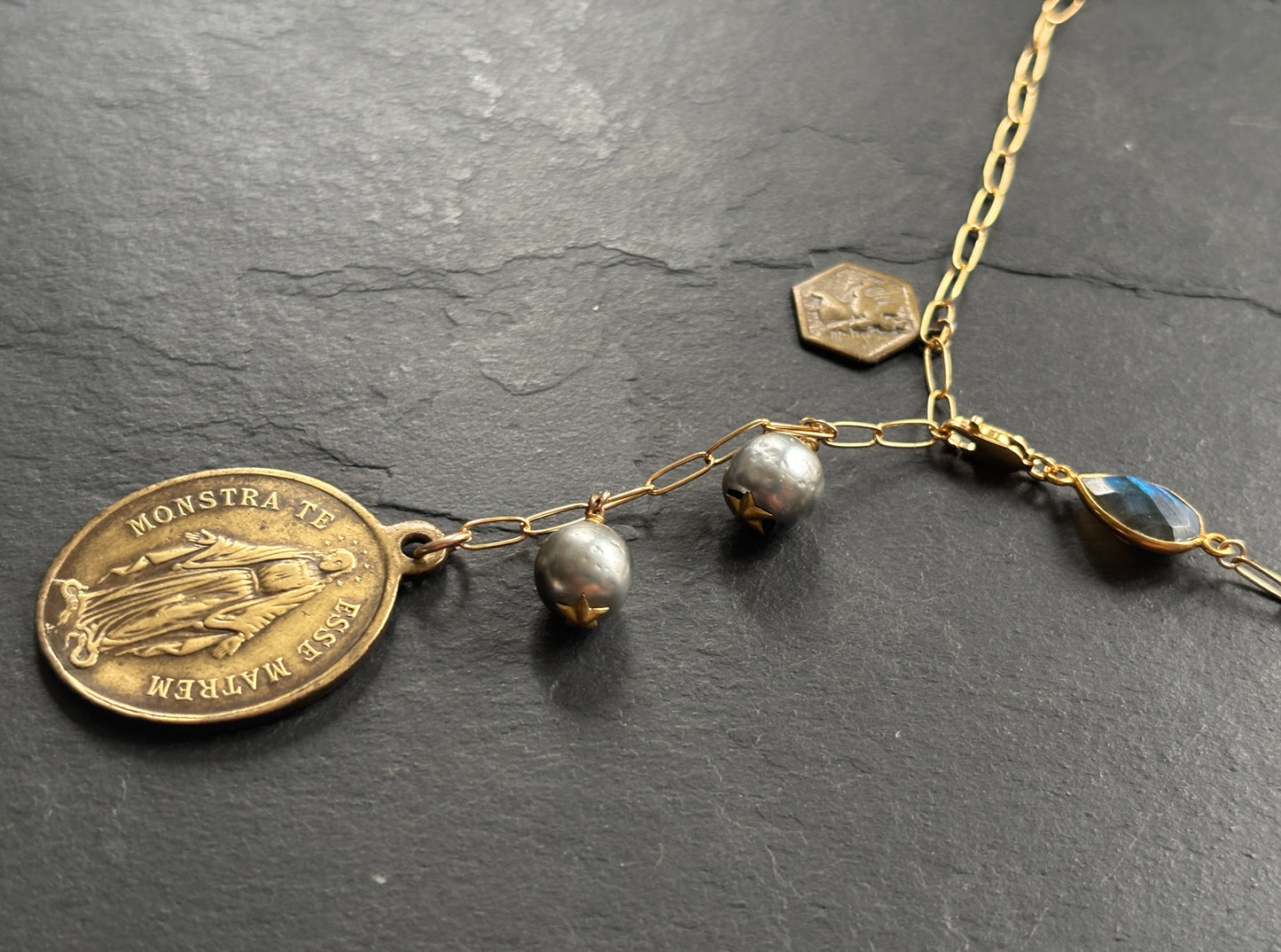 Collier lasso perles grises et médaillon de sainte Marie