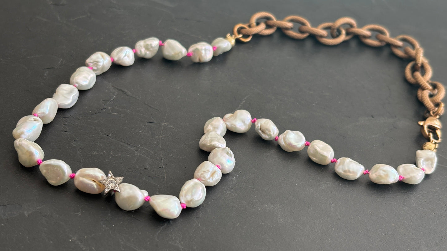 Collier de perles baroques sur fil rose et large chaîne diamantée