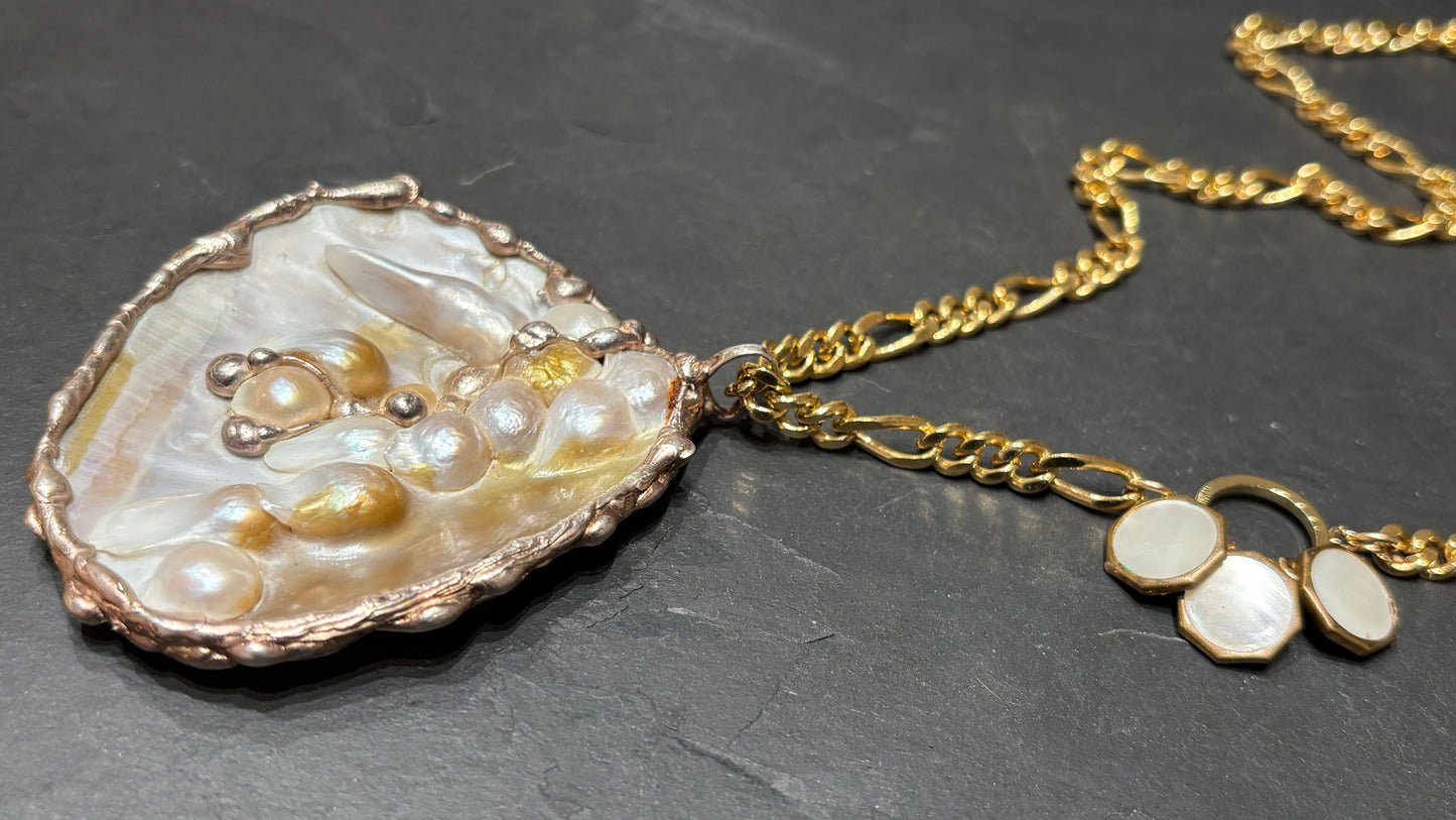 Sautoir et médaillon de nacre perlière