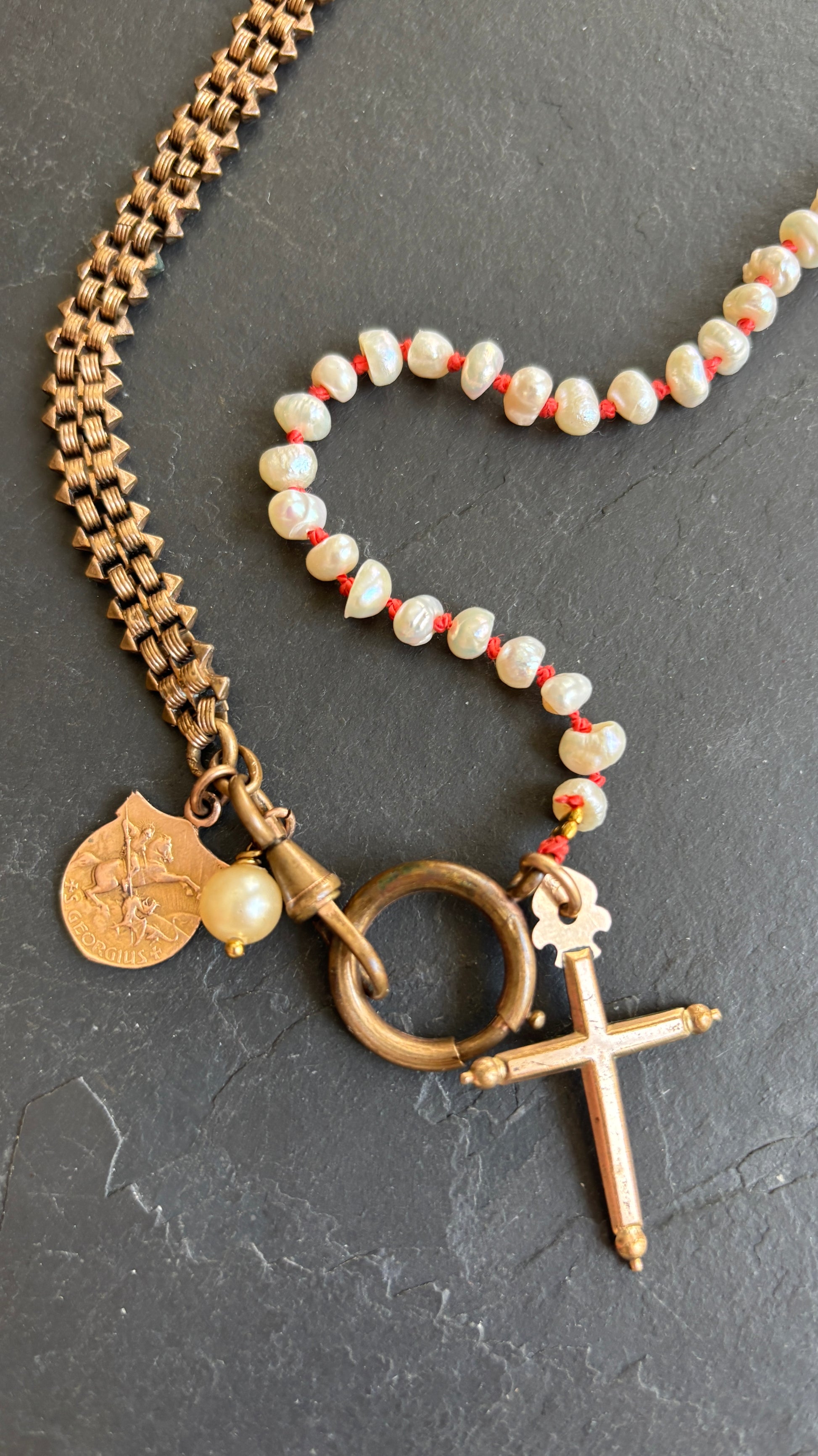 Collier perles baroques, chaîne de montre et médailles - blissparis