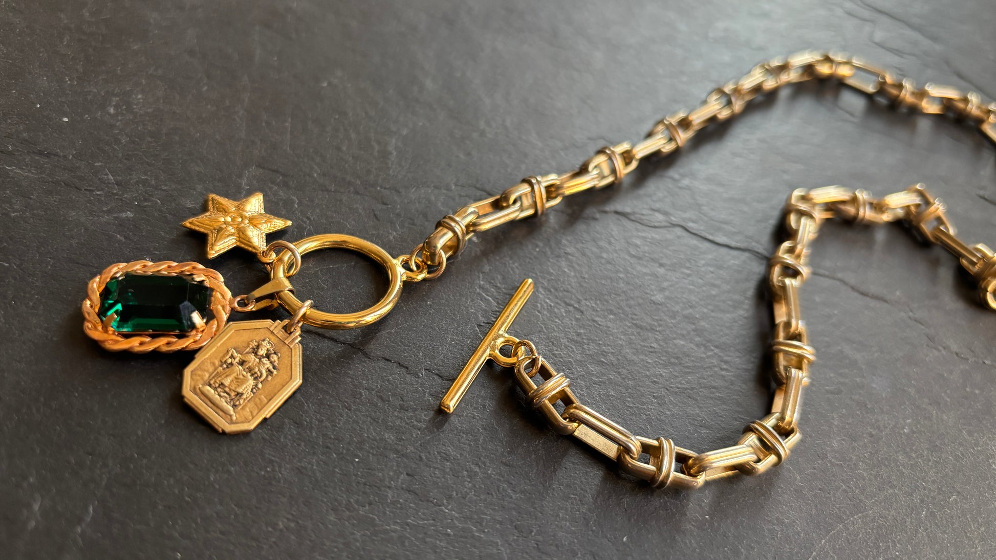 Collier chaîne 70s, pendentif en strass vert et médailles - blissparis