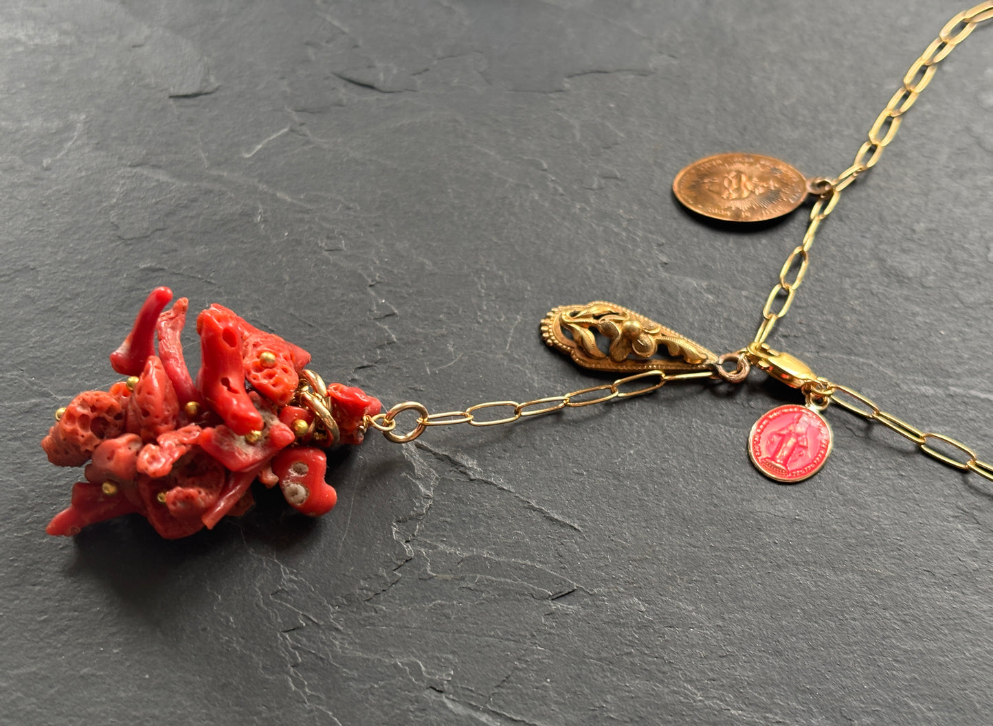 Collier lasso corail rouge et médaillons anciens