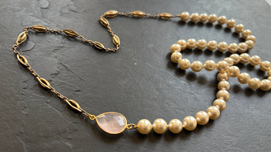 Sautoir en perles, chaîne de montre et quartz rose - blissparis