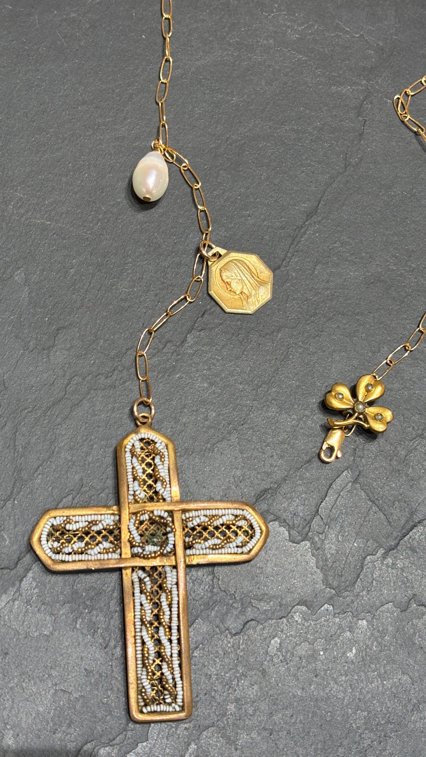 Collier lasso, trèfle et croix perlée