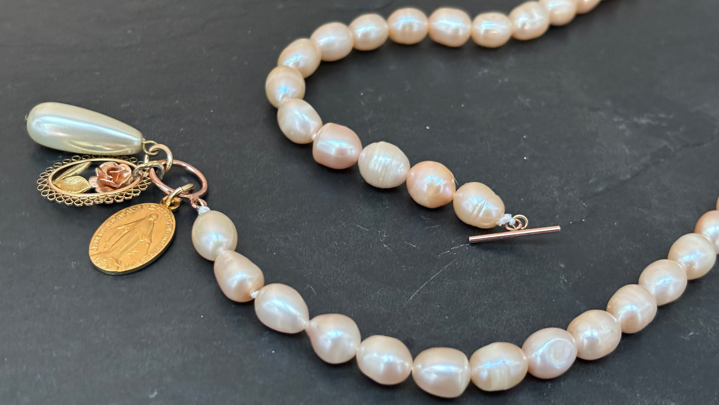 Collier de perles baroques rosées, pendentif à la rose, médaille miraculeuse
