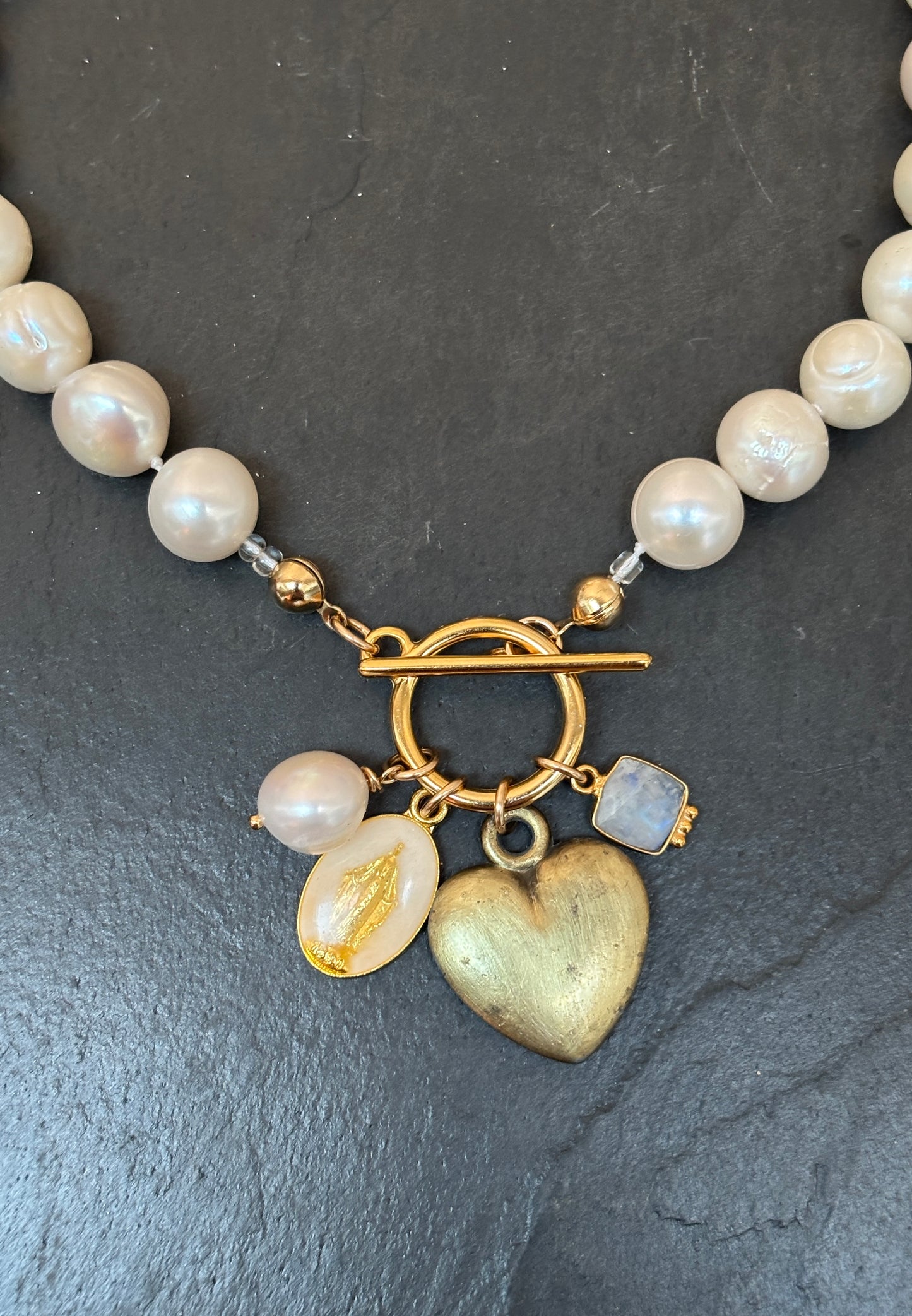 Collier de perles baroques, cœur 80s, Médaille Miraculeuse et Pierre de Lune