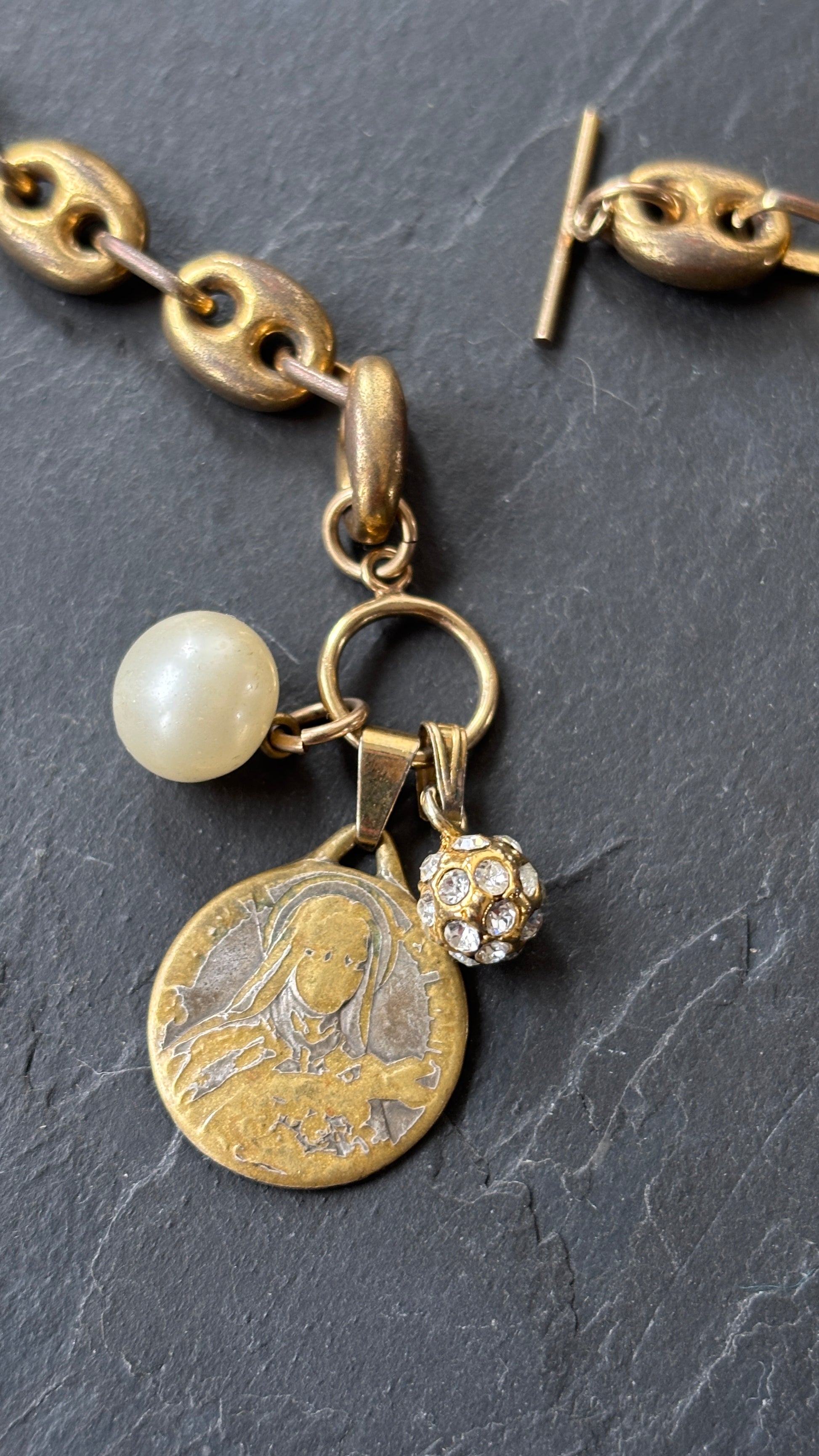 Collier court, maille grain de café et médailles - blissparis