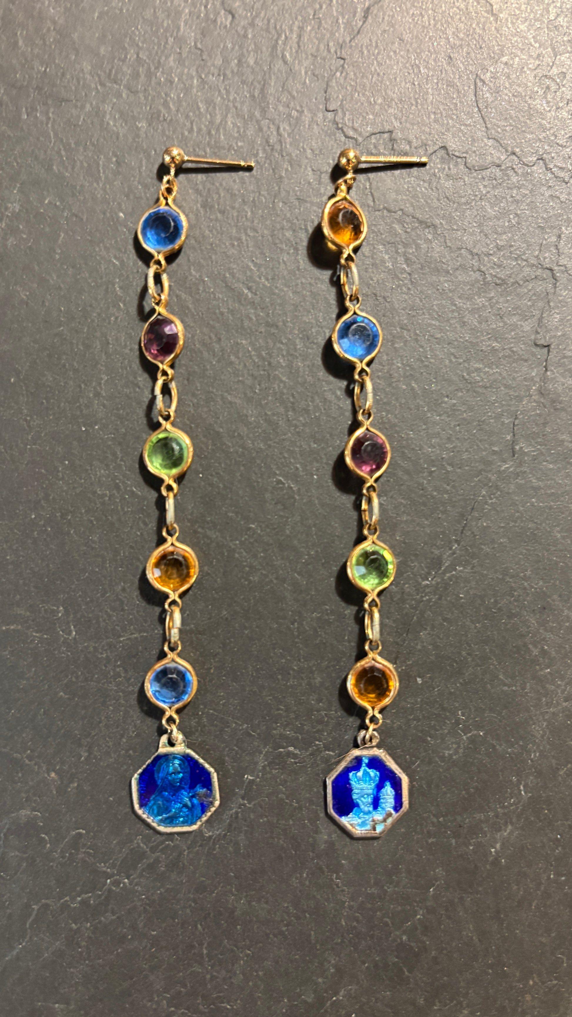 Pendants en verroterie de couleurs et médailles émaillées - blissparis