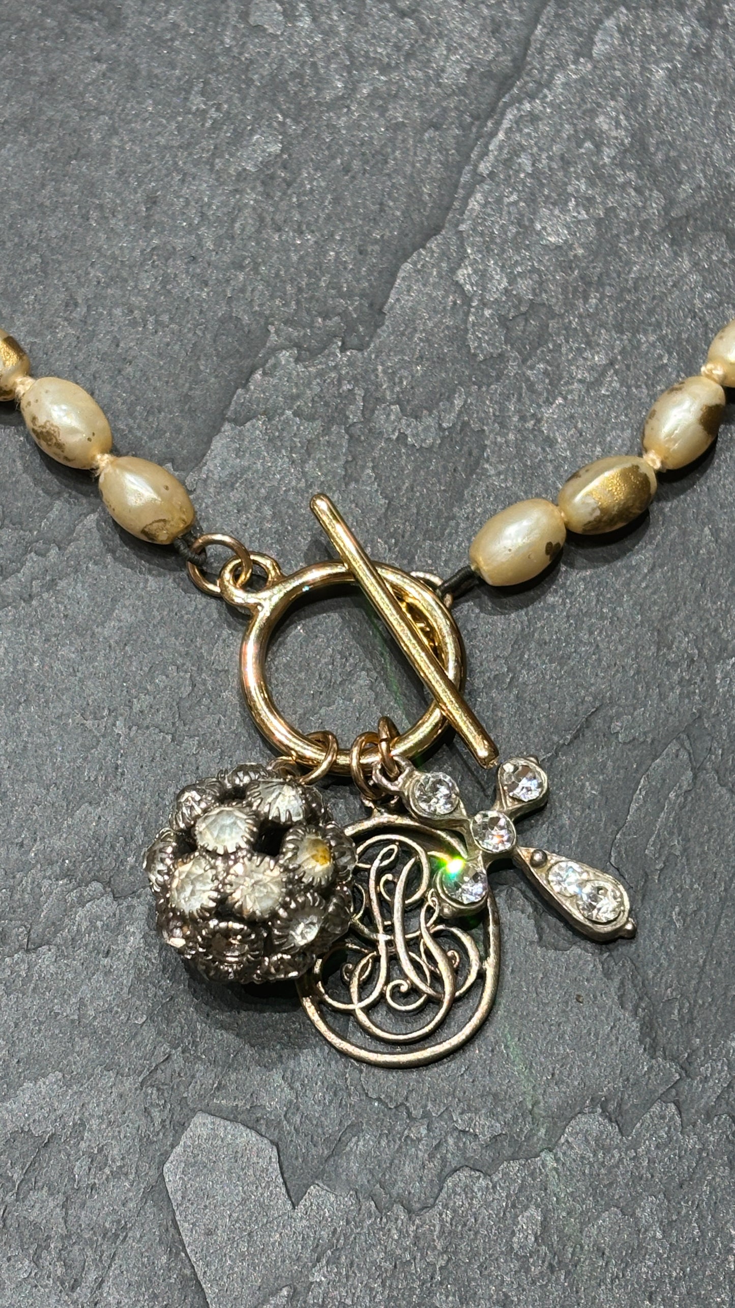 Collier de perles fantaisies, médailles et strass