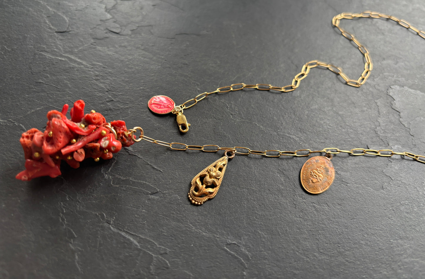 Collier lasso corail rouge et médaillons anciens