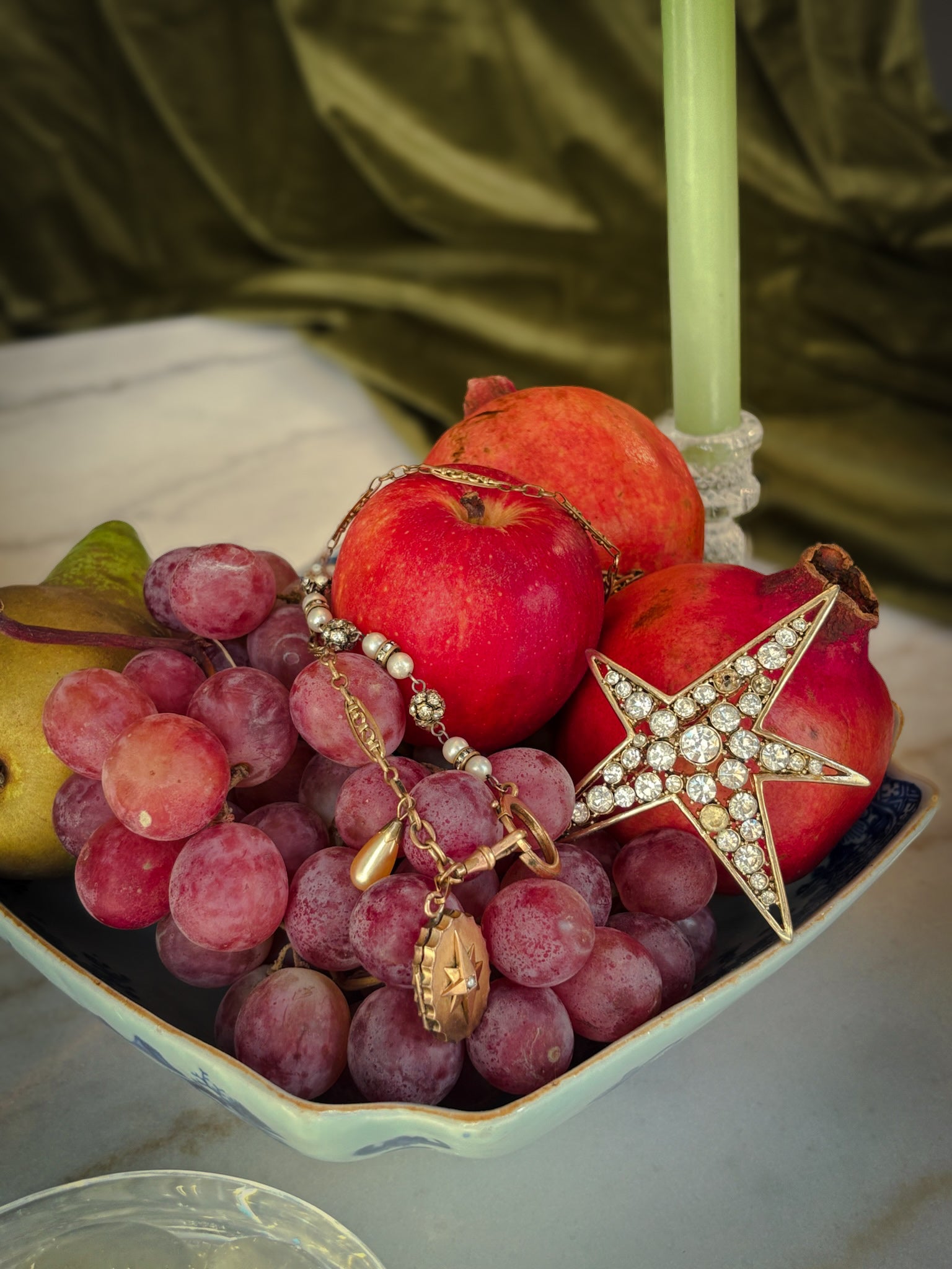 Collier perles, strass, chaîne filgrane et médaillon à secret - blissparis