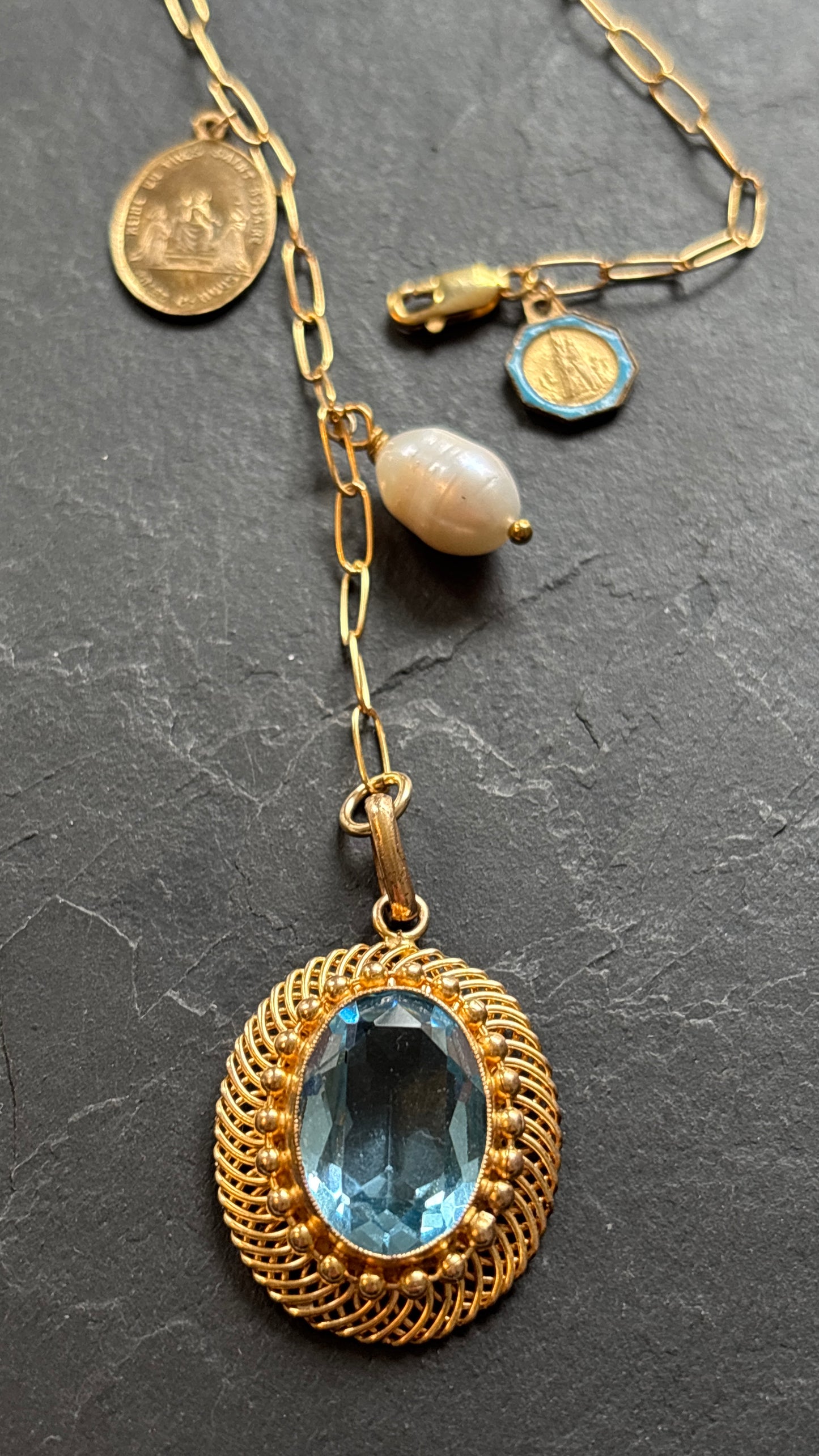 Collier lasso, médaillon en Topaze années 50, Vierge émaillée et perle baroque - blissparis