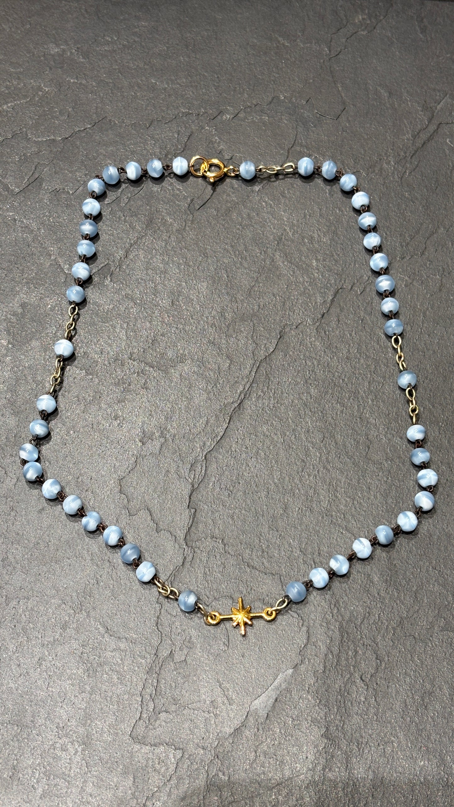 Collier chapelet bleu pale et étoile plaquée or