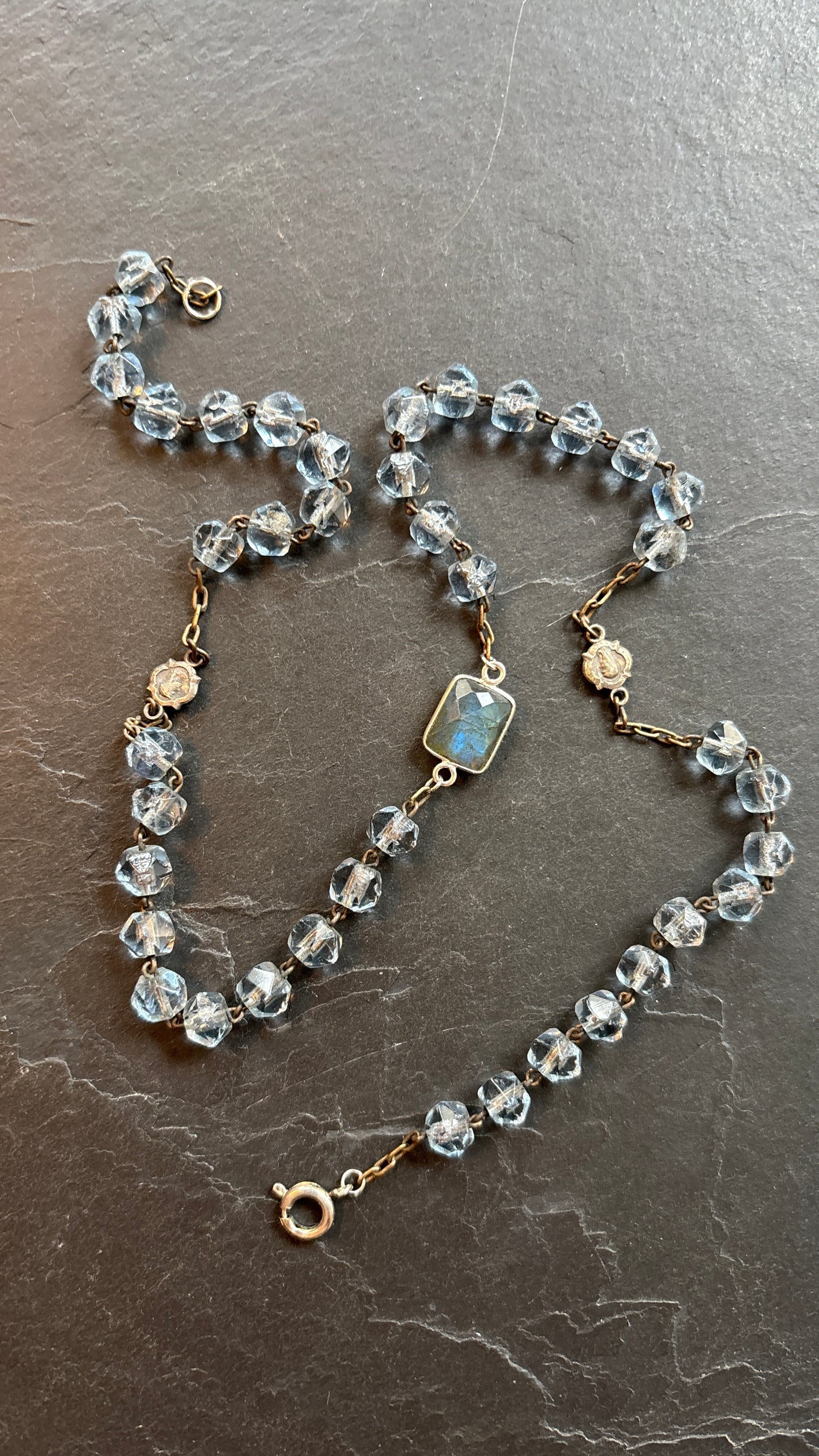 Collier chapelet en perles de verre et labradorite - blissparis