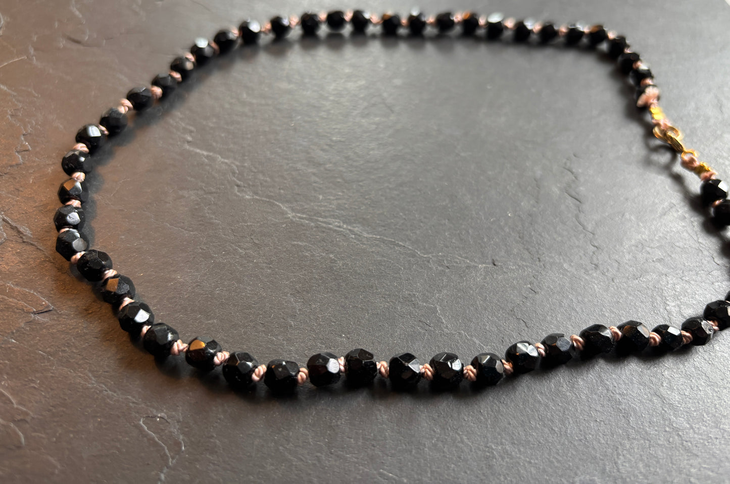 Collier en perles de jais - blissparis