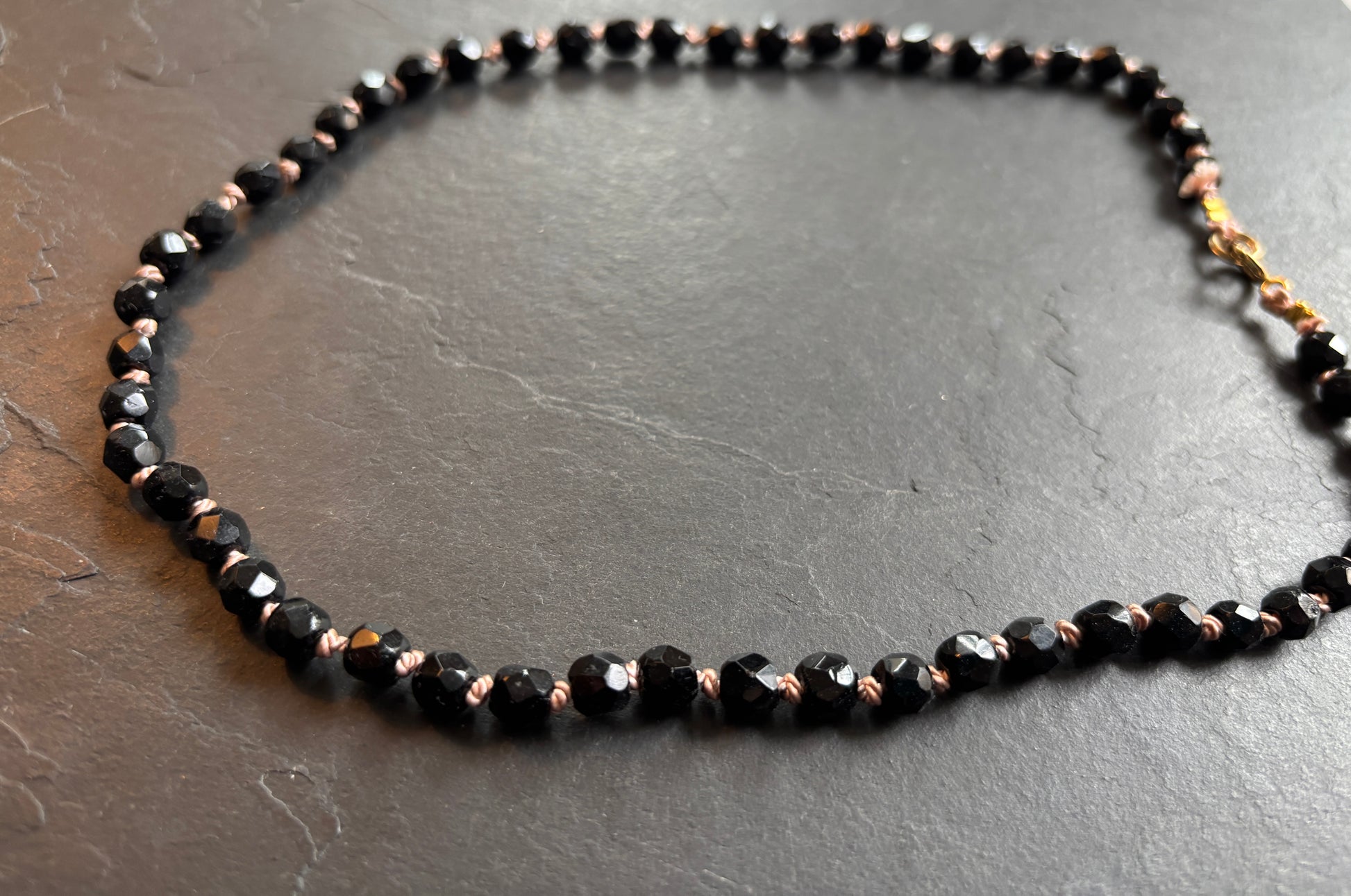 Collier en perles de jais - blissparis