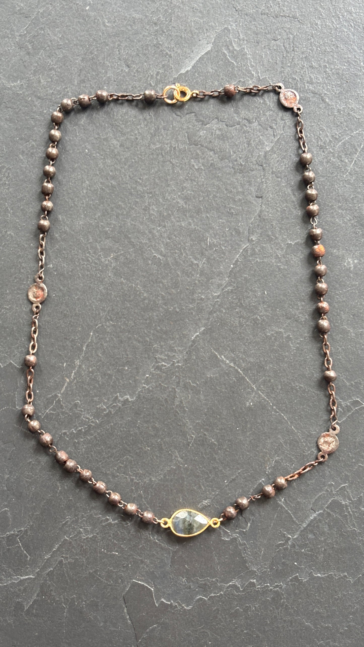 Collier chapelet en acier noirci et labradorite