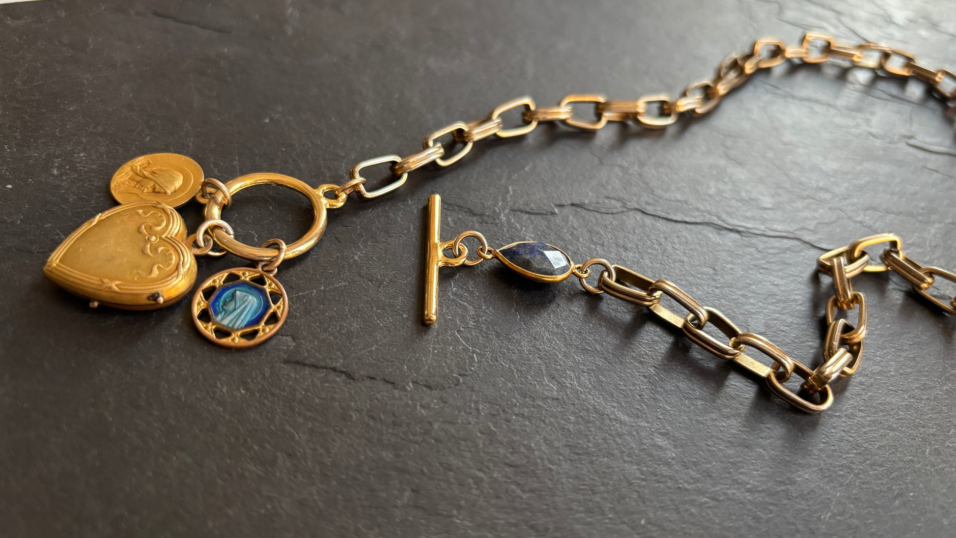 Collier chaîne 70s, cœur à secret et médailles - blissparis