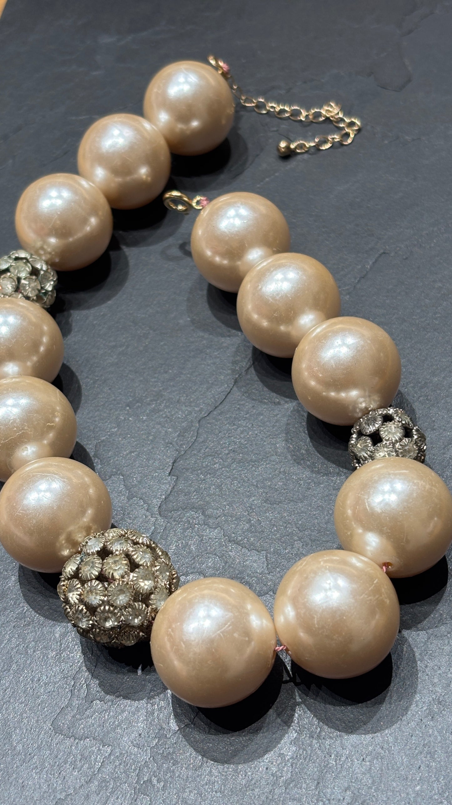 Collier de larges perles et strass