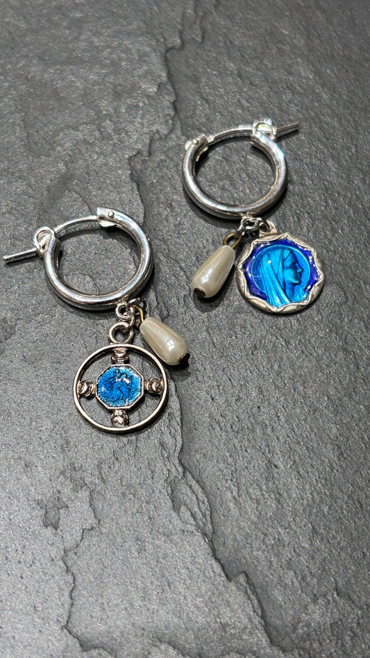 Mini créoles médailles émaillées et perles