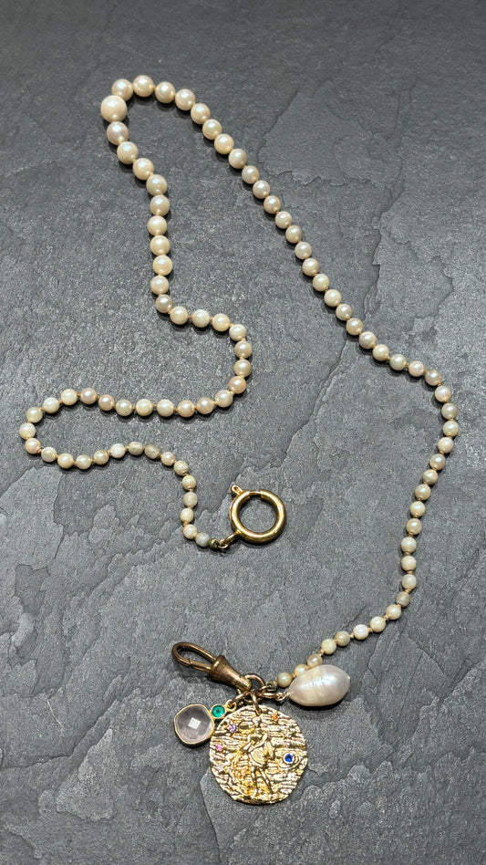 VERSAU. Collier de perles ancien, quartz rose et zodiaque