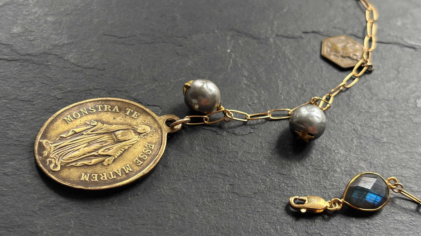 Collier lasso perles grises et médaillon de sainte Marie