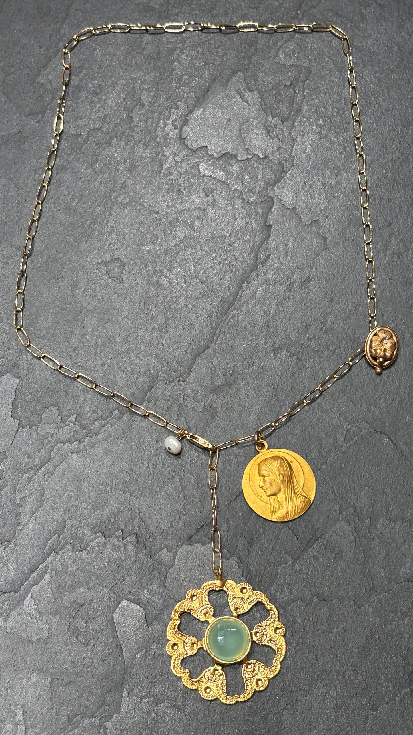 Collier lasso, motif floral et médaille ancienne