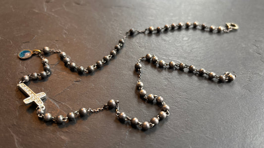 Collier chapelet en perles d’inox, médaille émaillée et croix strassée - blissparis
