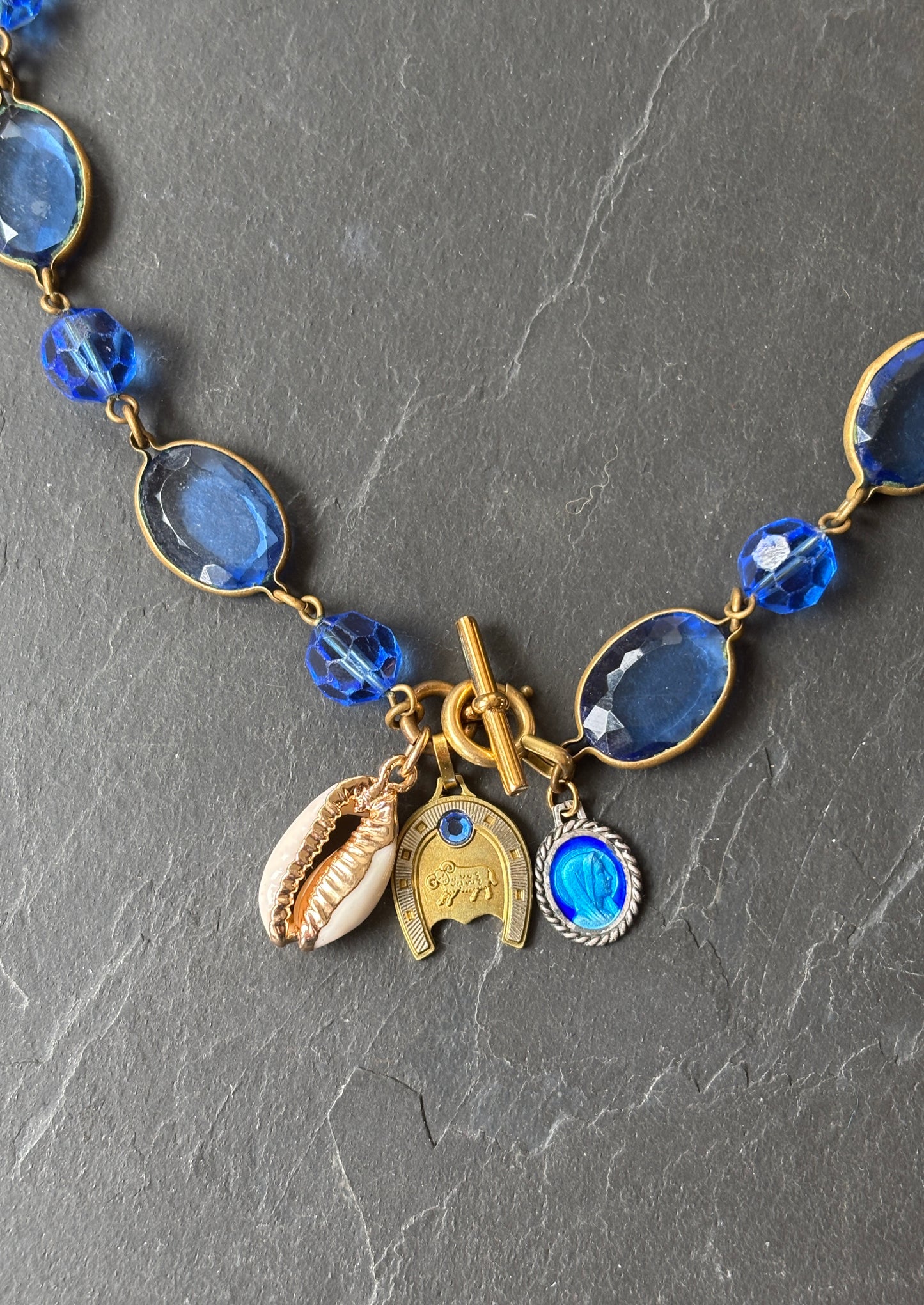 BELIER. Collier en verre bleu, médaille du zodiaque et coquillage. - blissparis
