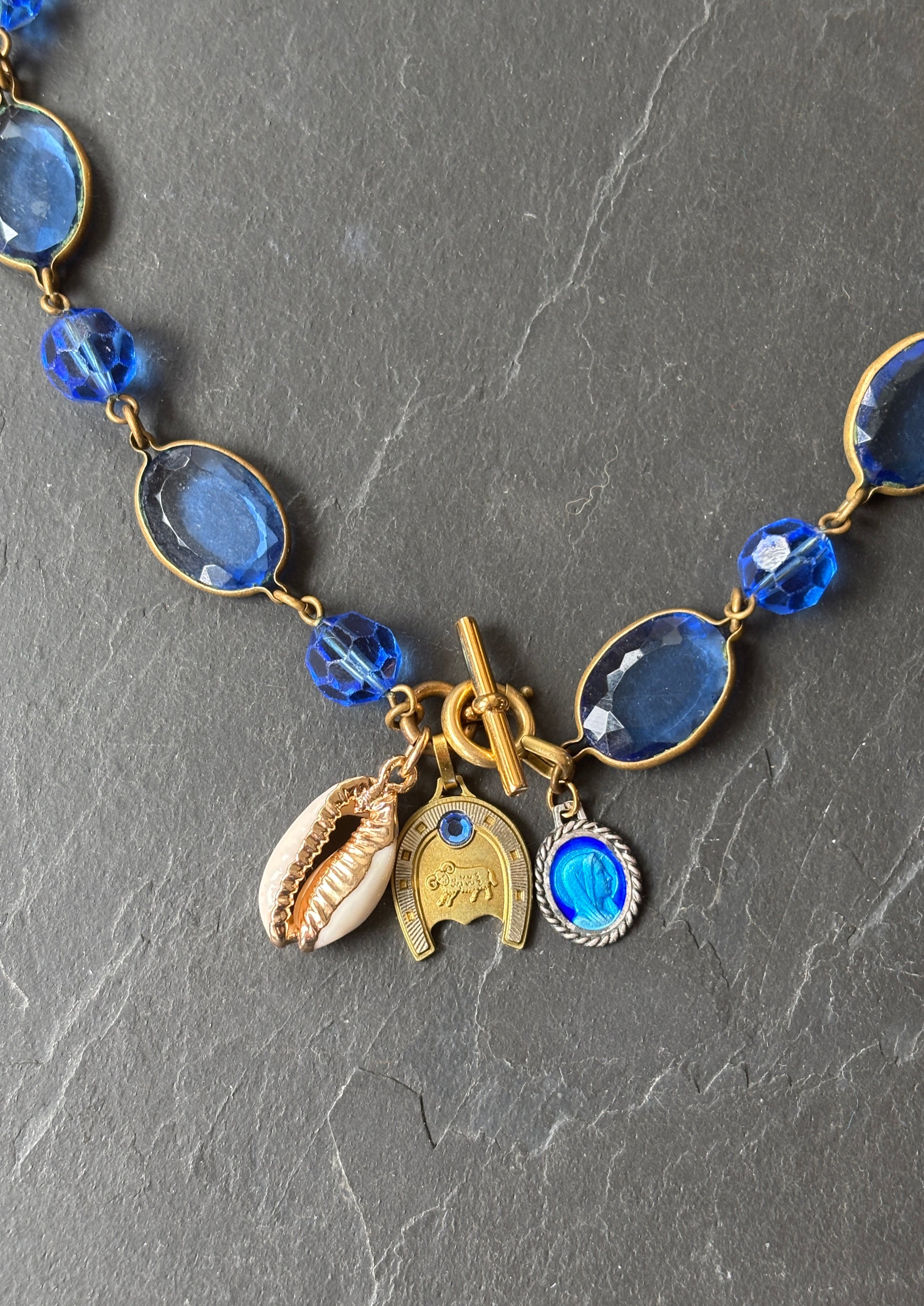 BELIER. Collier en verre bleu, médaille du zodiaque et coquillage. - blissparis